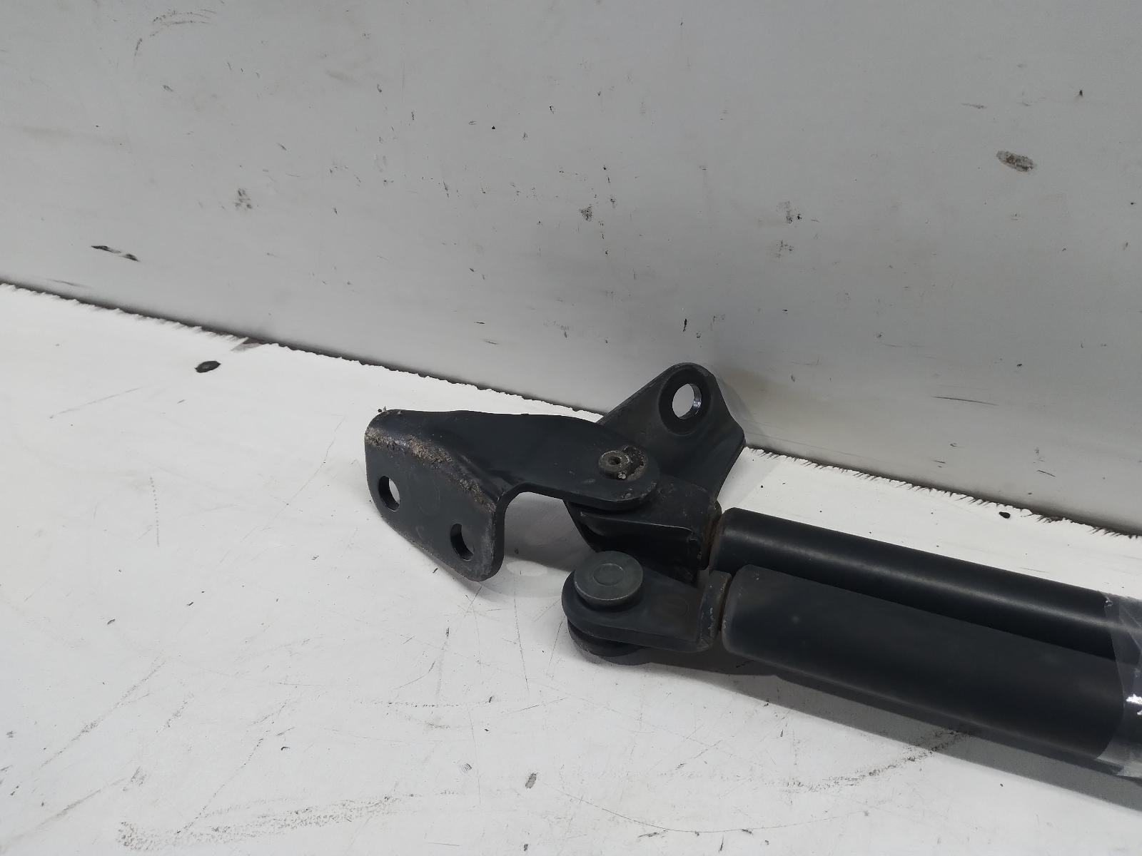 2006 SUZUKI SWIFT Hatch Strut Contact us for Photo