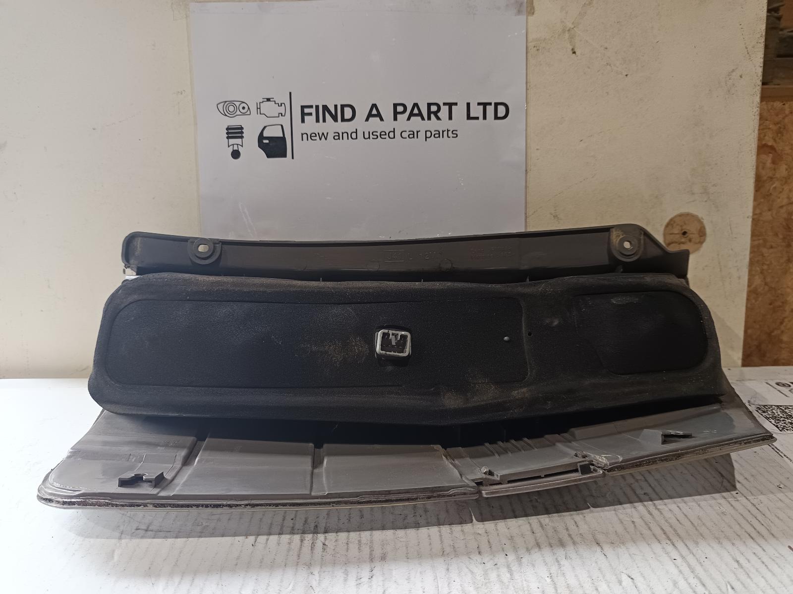 2004 TOYOTA NOAH (IMPORT) Left Taillight Contact us for Photo