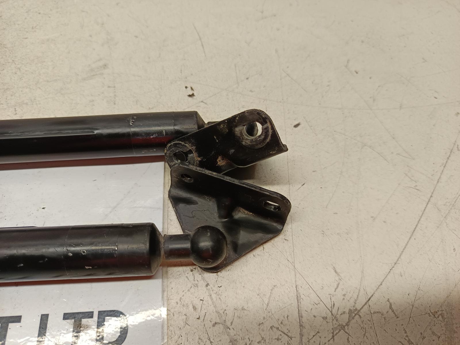 2006 TOYOTA ESTIMA Hatch Strut Contact us for Photo