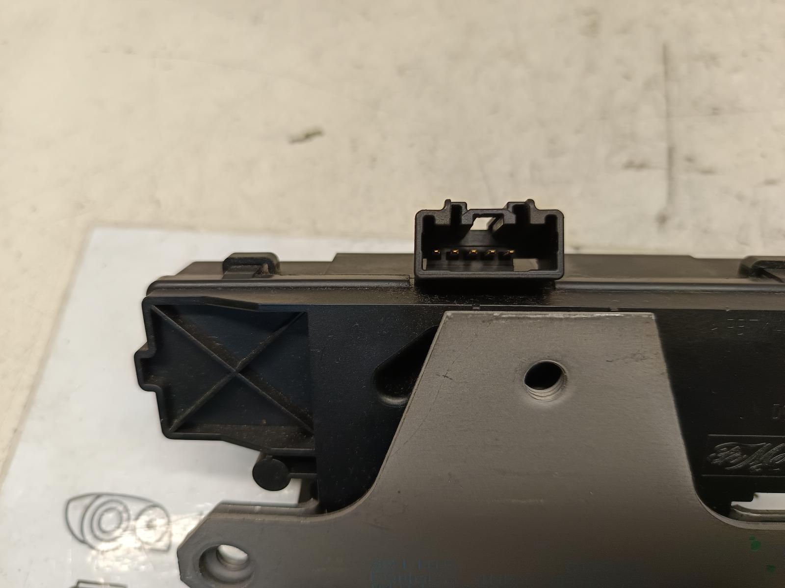 2004 VOLVO V50 Door/Boot/Gate Lock Contact us for Photo