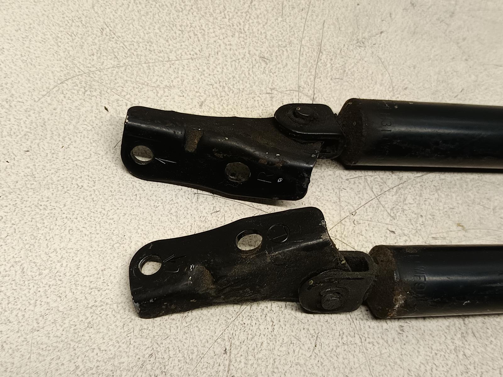 1997 TOYOTA REGIUS Hatch Strut Contact us for Photo