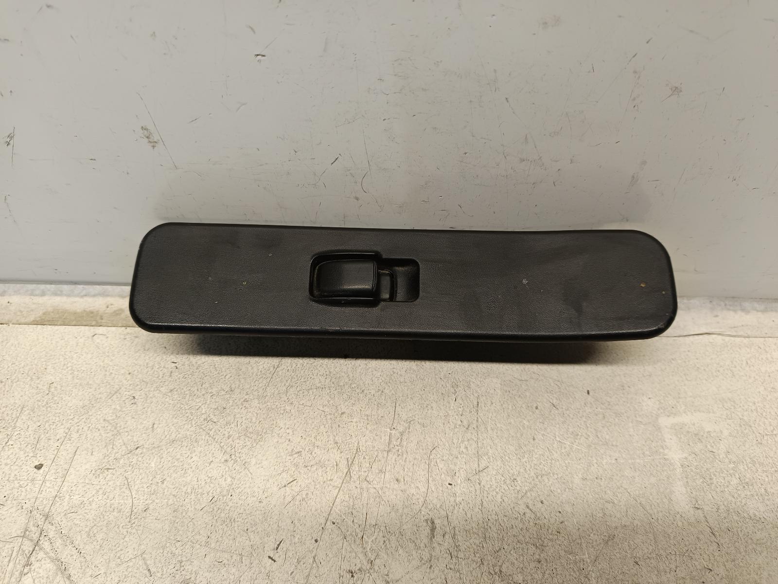 View Auto part Pwr Dr Wind Switch MITSUBISHI TRITON 2002