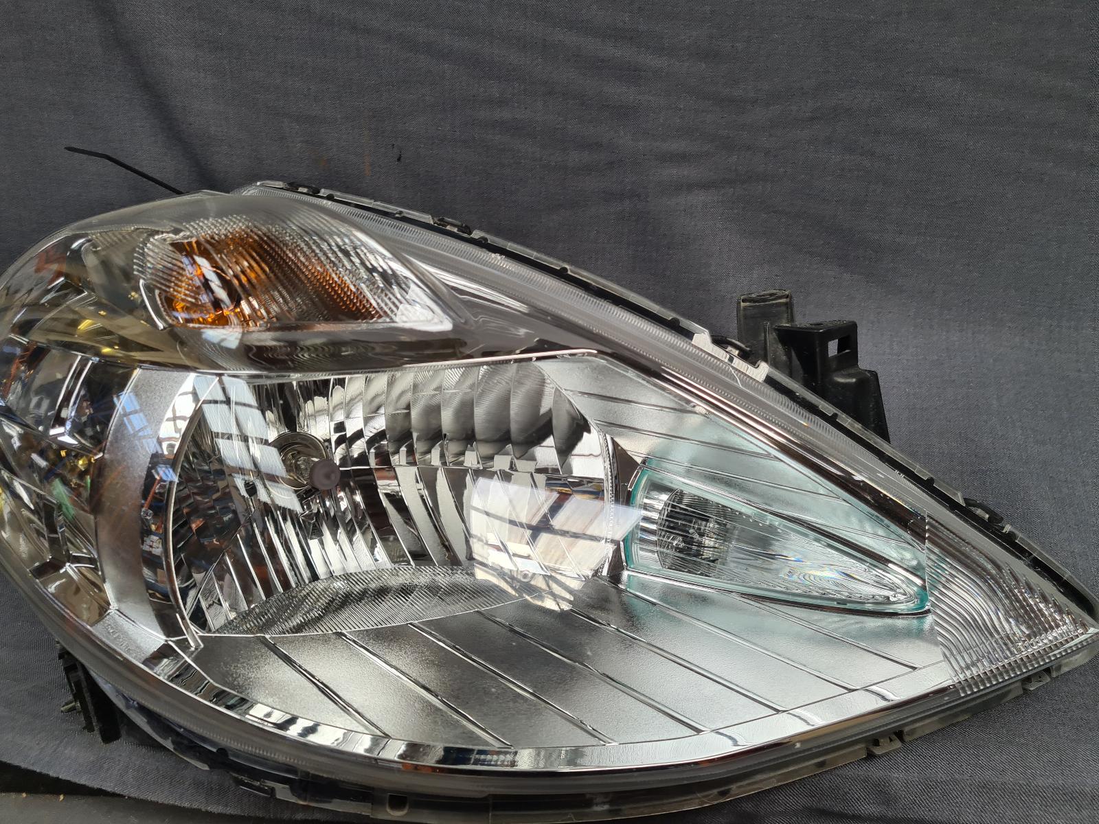 View Auto part Right Headlamp NISSAN TIIDA 2010