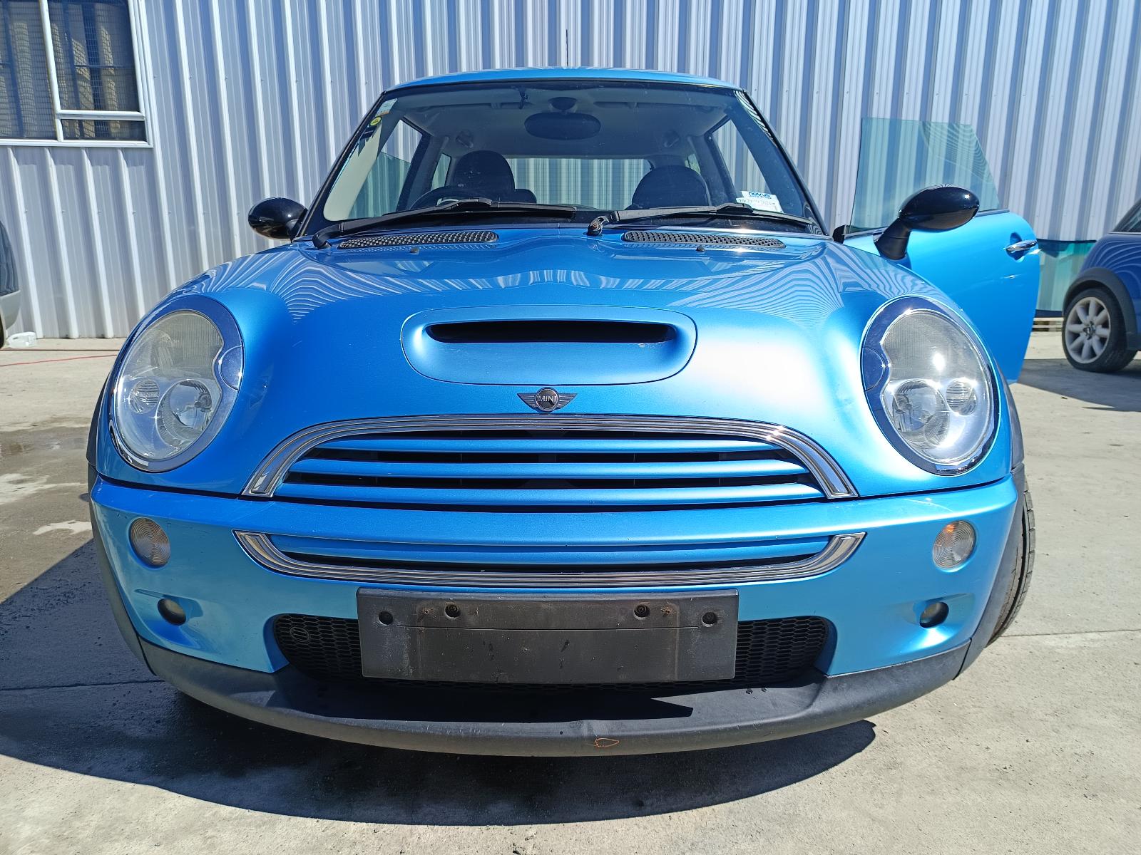 Image for a MINI COOPER 2004 3 Door Hatchback Breaking