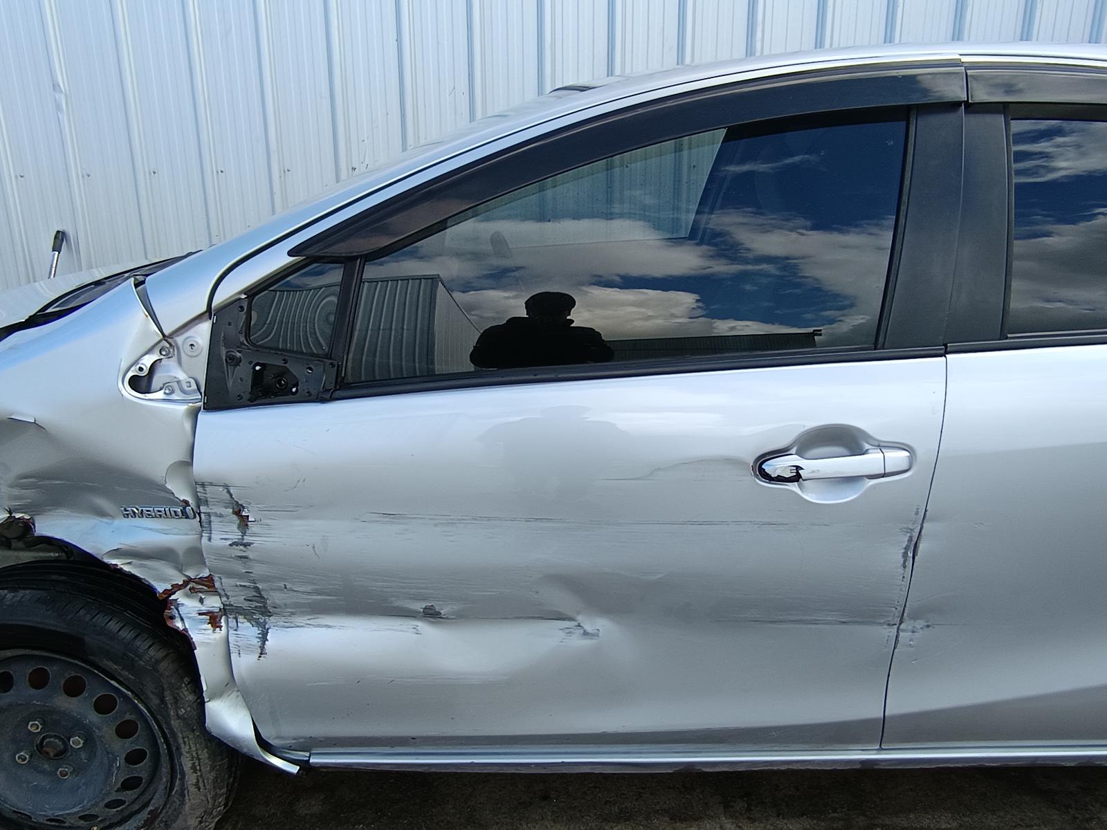 View TOYOTA PRIUS 2015   Breaking