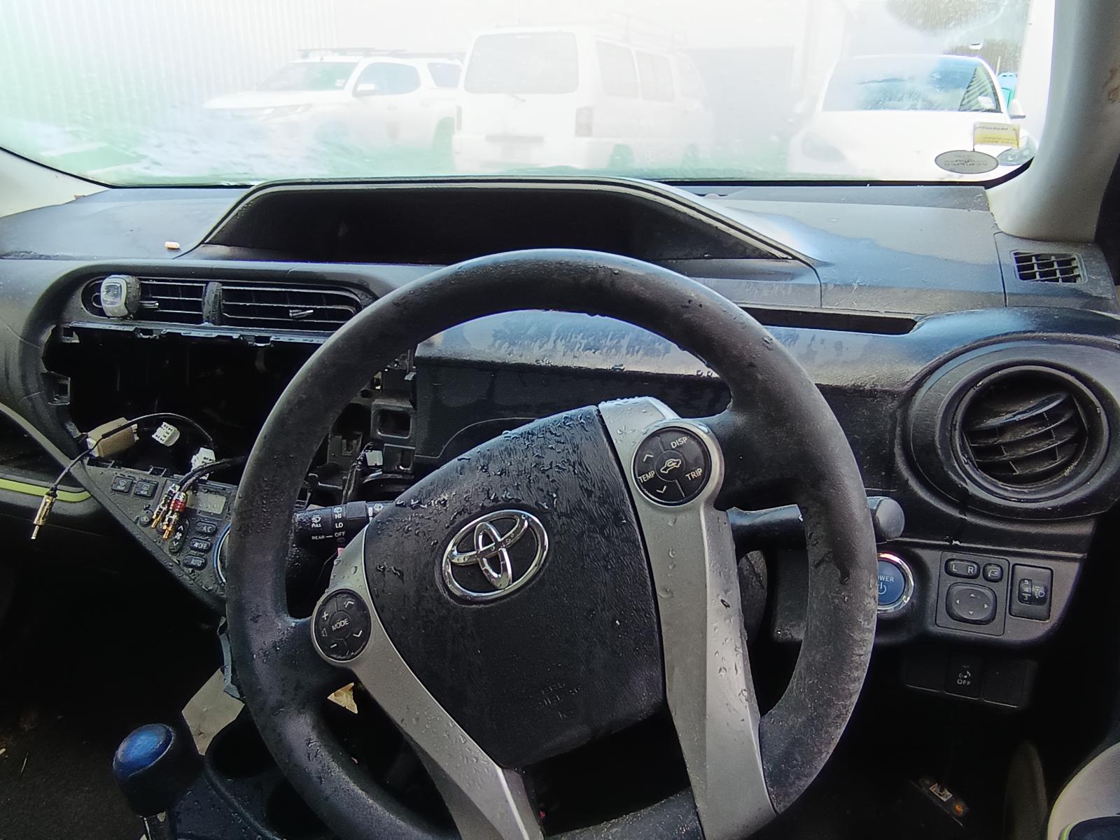 View TOYOTA PRIUS 2015   Breaking