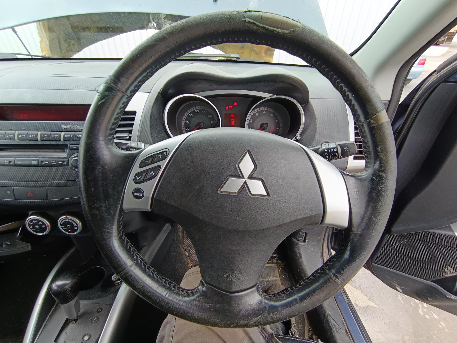 View MITSUBISHI OUTLANDER 2006   Breaking