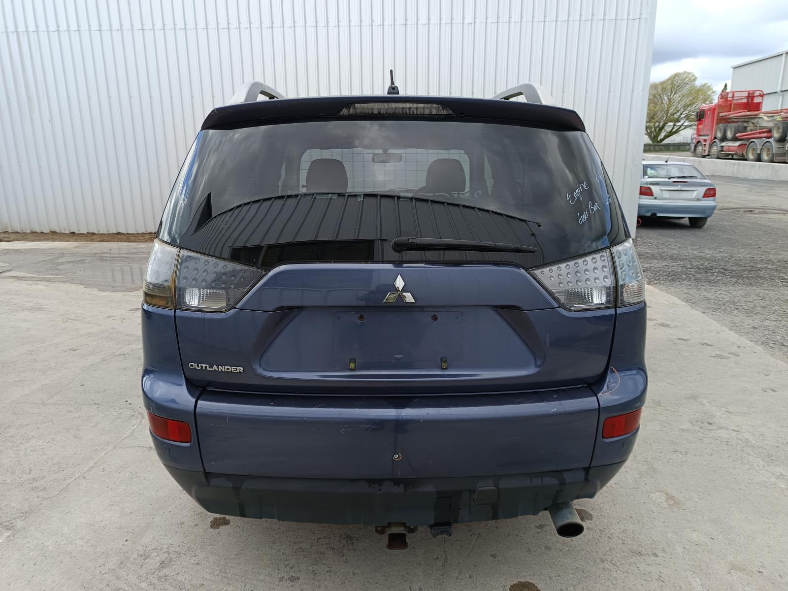 View MITSUBISHI OUTLANDER 2006   Breaking