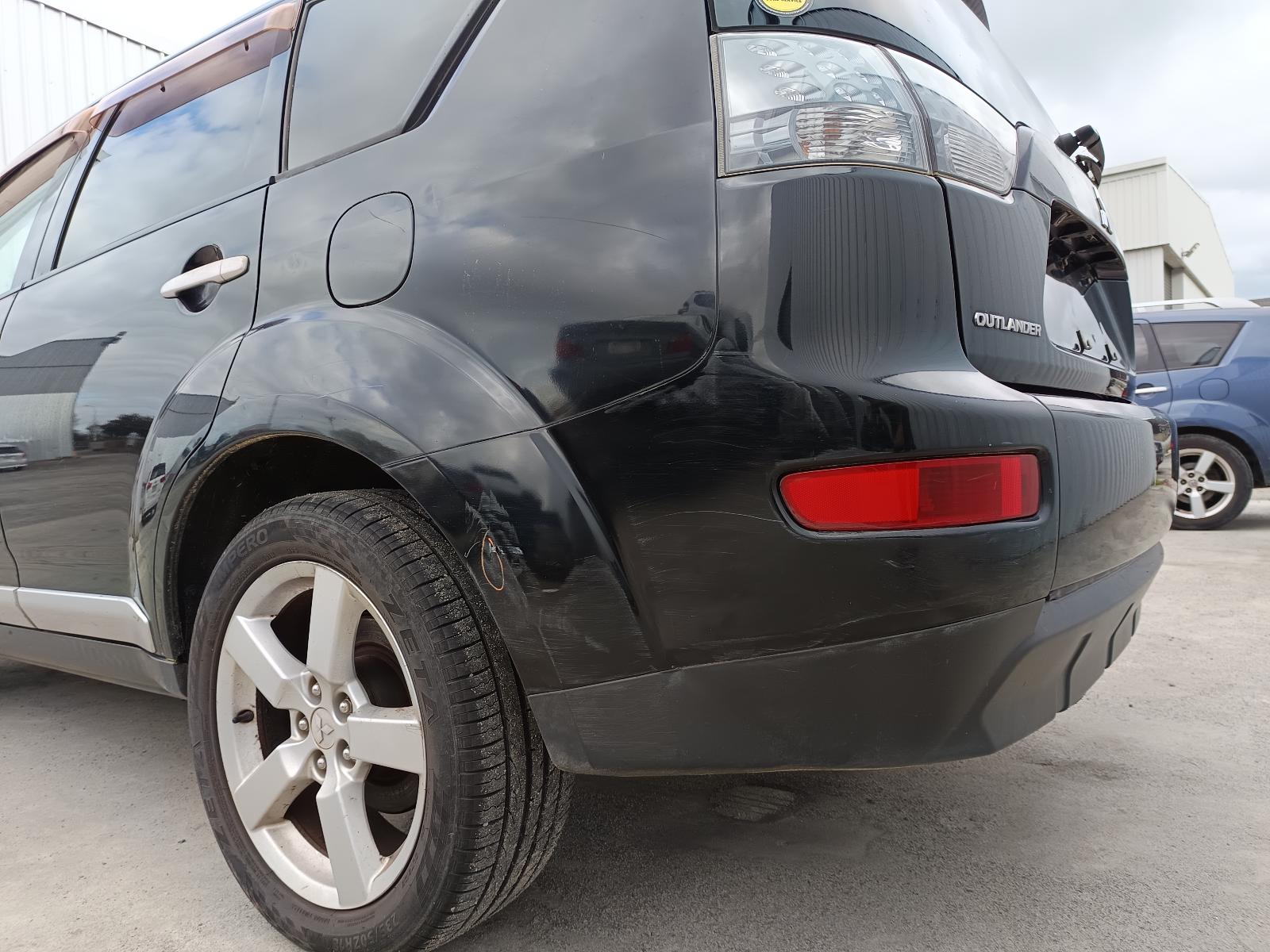 View MITSUBISHI OUTLANDER 2006   Breaking