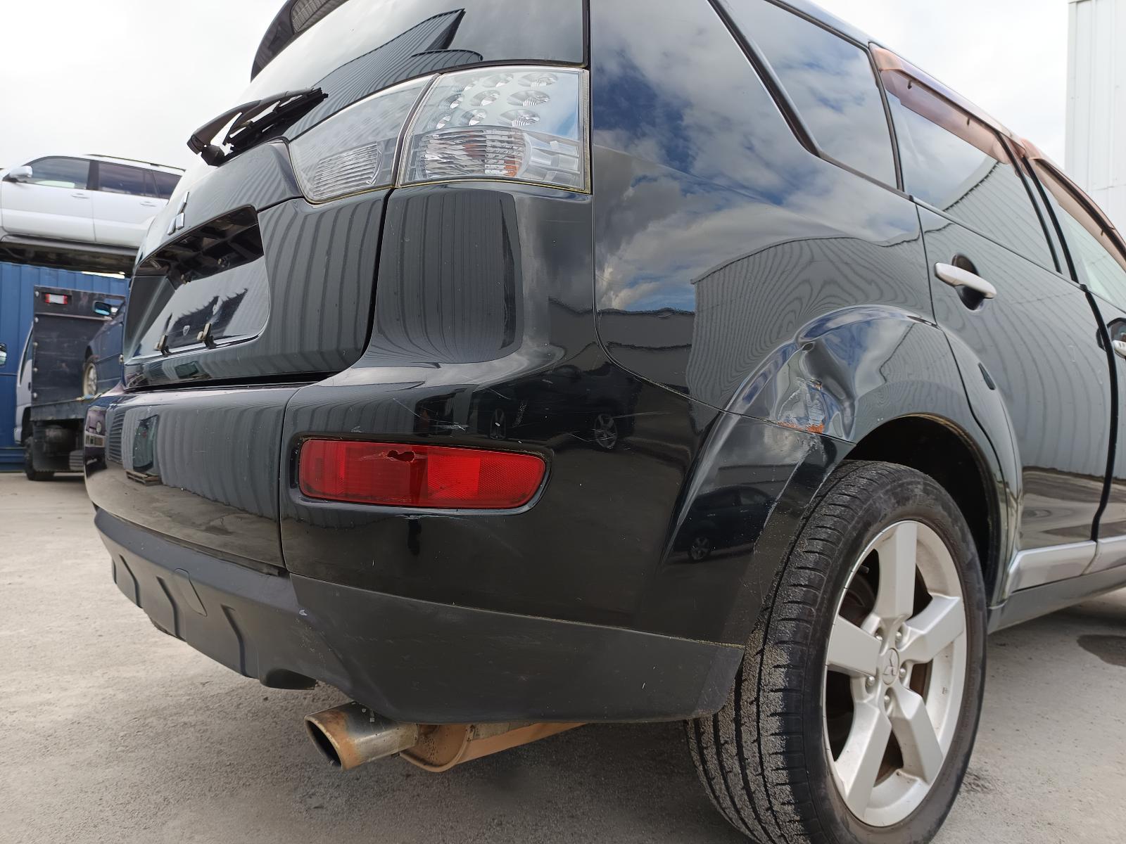 View MITSUBISHI OUTLANDER 2006   Breaking