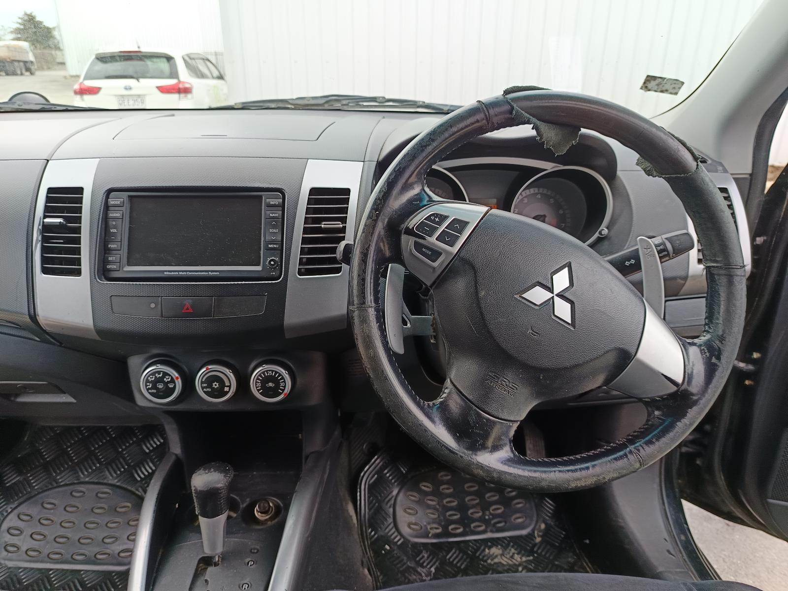 View MITSUBISHI OUTLANDER 2006   Breaking