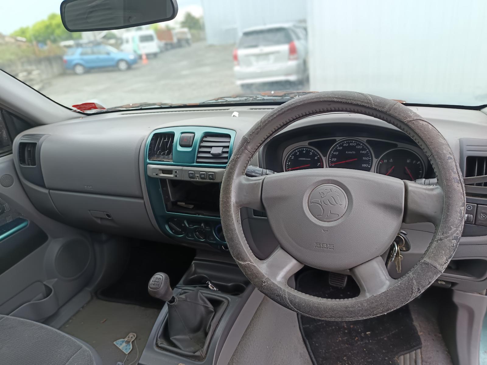 View HOLDEN RODEO 2003   Breaking