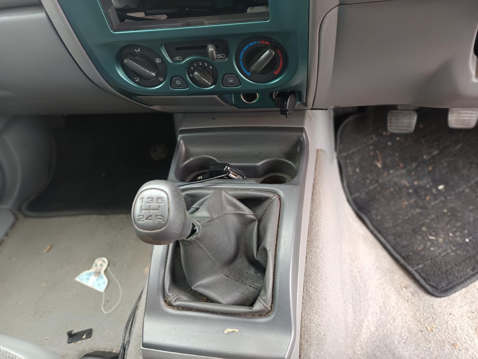 View HOLDEN RODEO 2003   Breaking